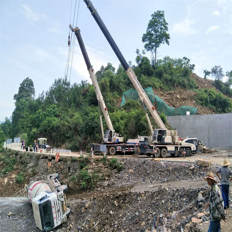雅江汽车掉沟里叫吊车救援要多少钱